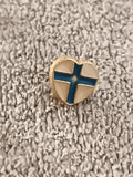 Pin's vintage cœur croix bleue émaillée, finition dorée, badge rétro (Ref 5)
