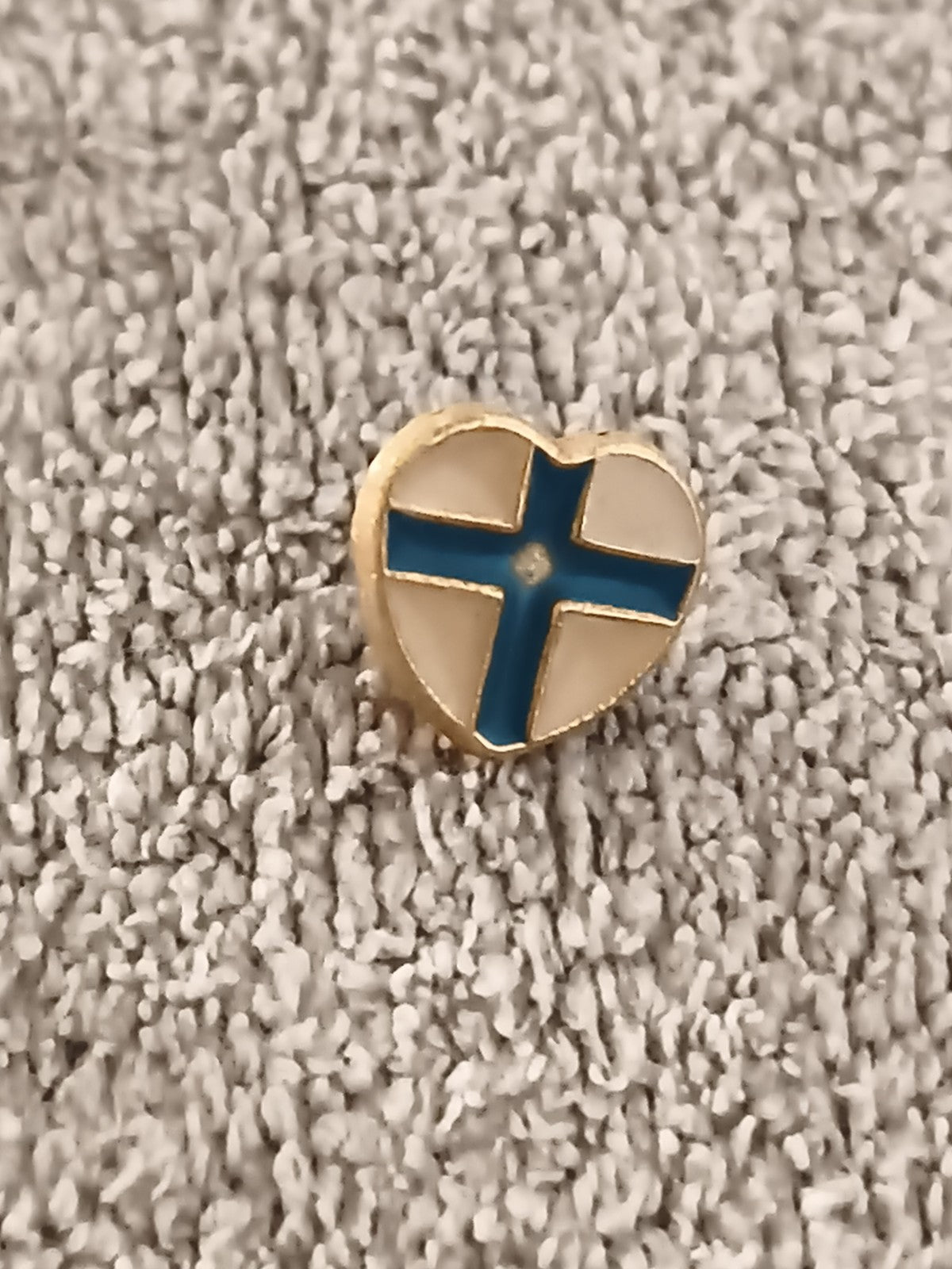 Pin's vintage cœur croix bleue émaillée, finition dorée, badge rétro (Ref 5)