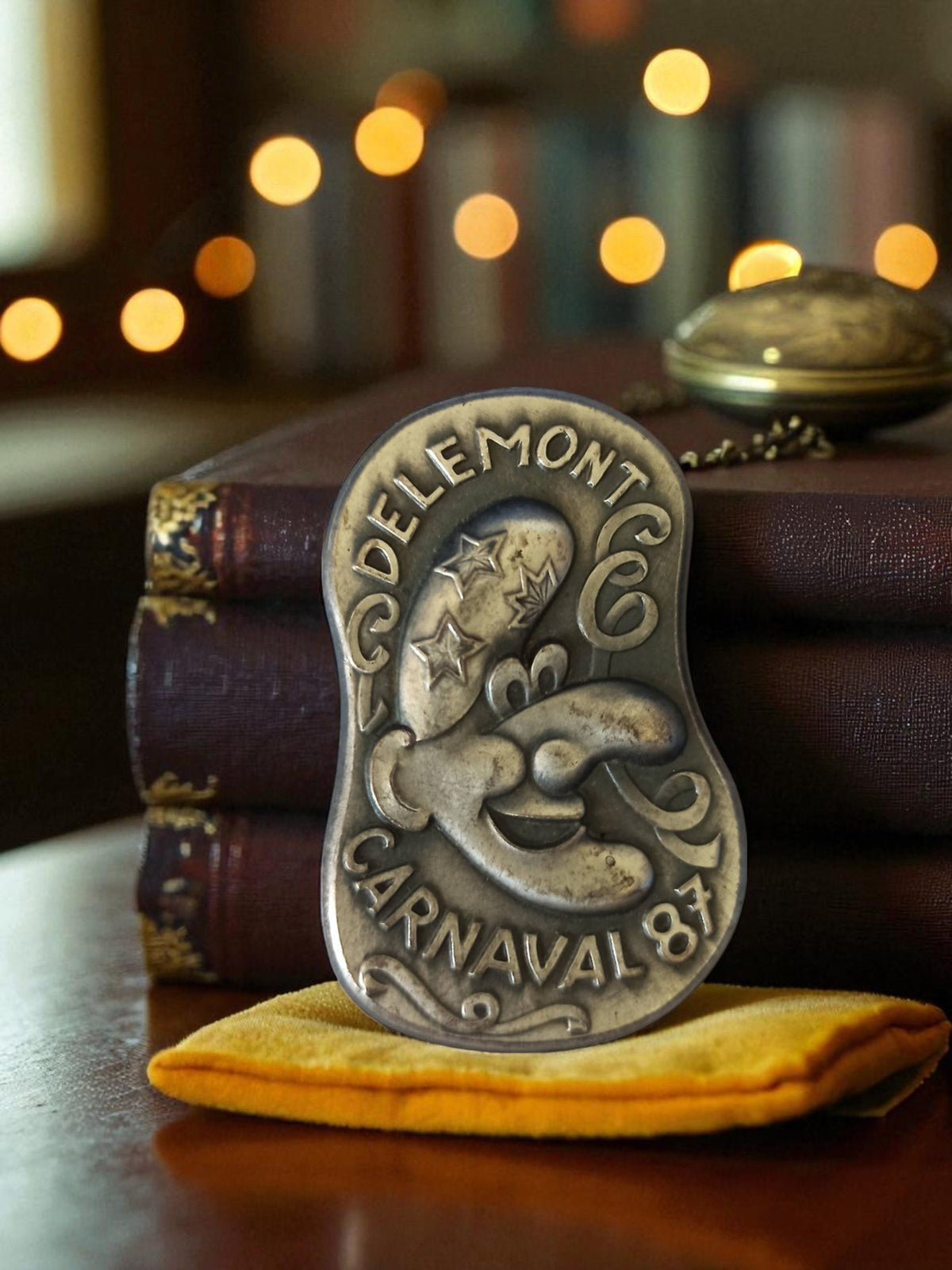 Médaille Carnaval Delémont 1987 vintage ancien badge relief décor festif