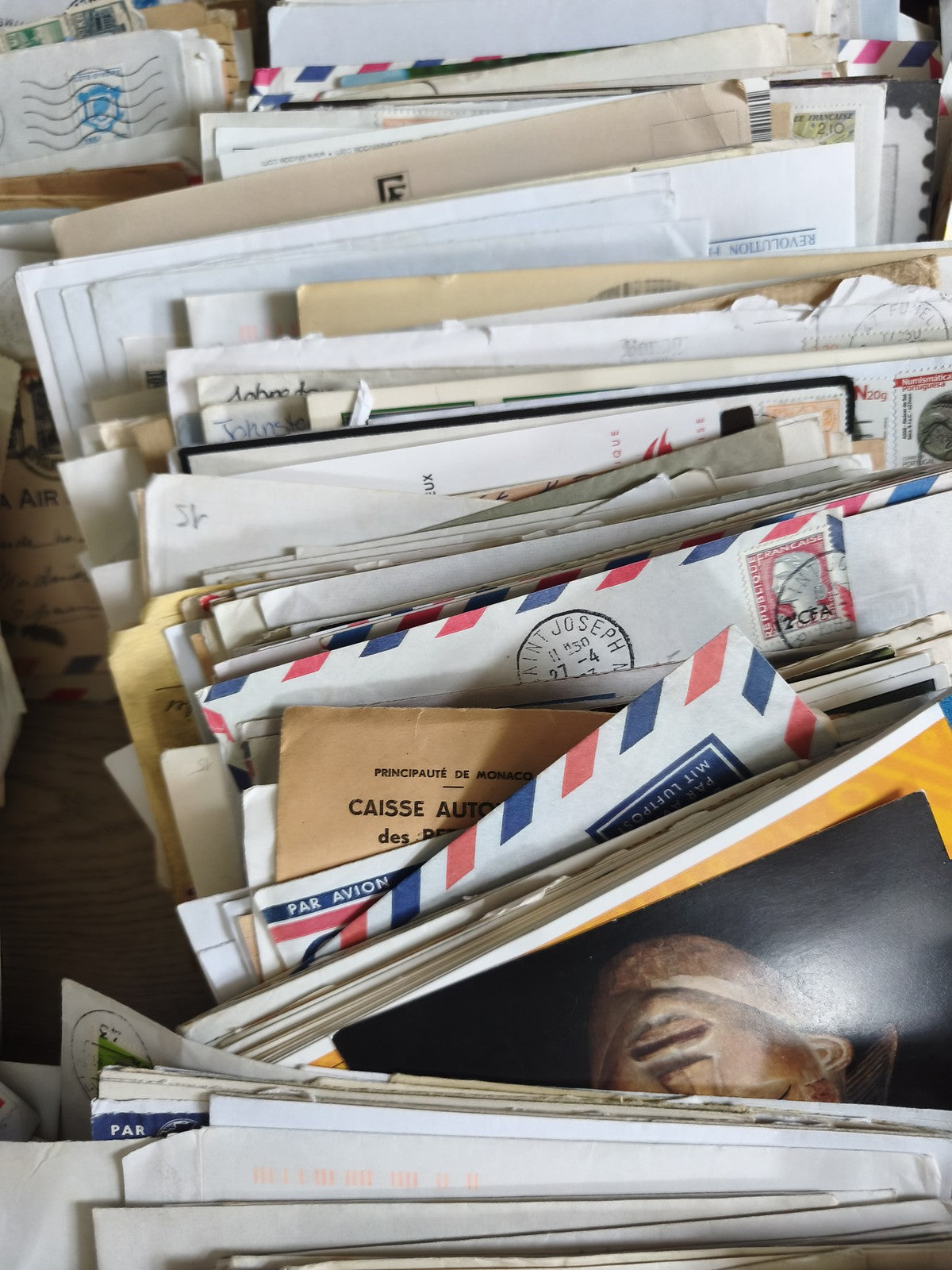 Enorme lot enveloppes et cartes à trier philatélie divers formats et couleurs