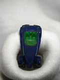 Voiture miniature vintage bleue, jouet rétro ancien, cockpit vert