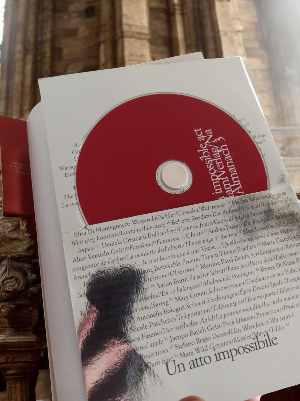 Livre + DVD "Un acte impossible" édition spéciale couverture argentée