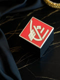 Pin's publicitaire vintage carré rouge logo blanc rétro accessoire rare