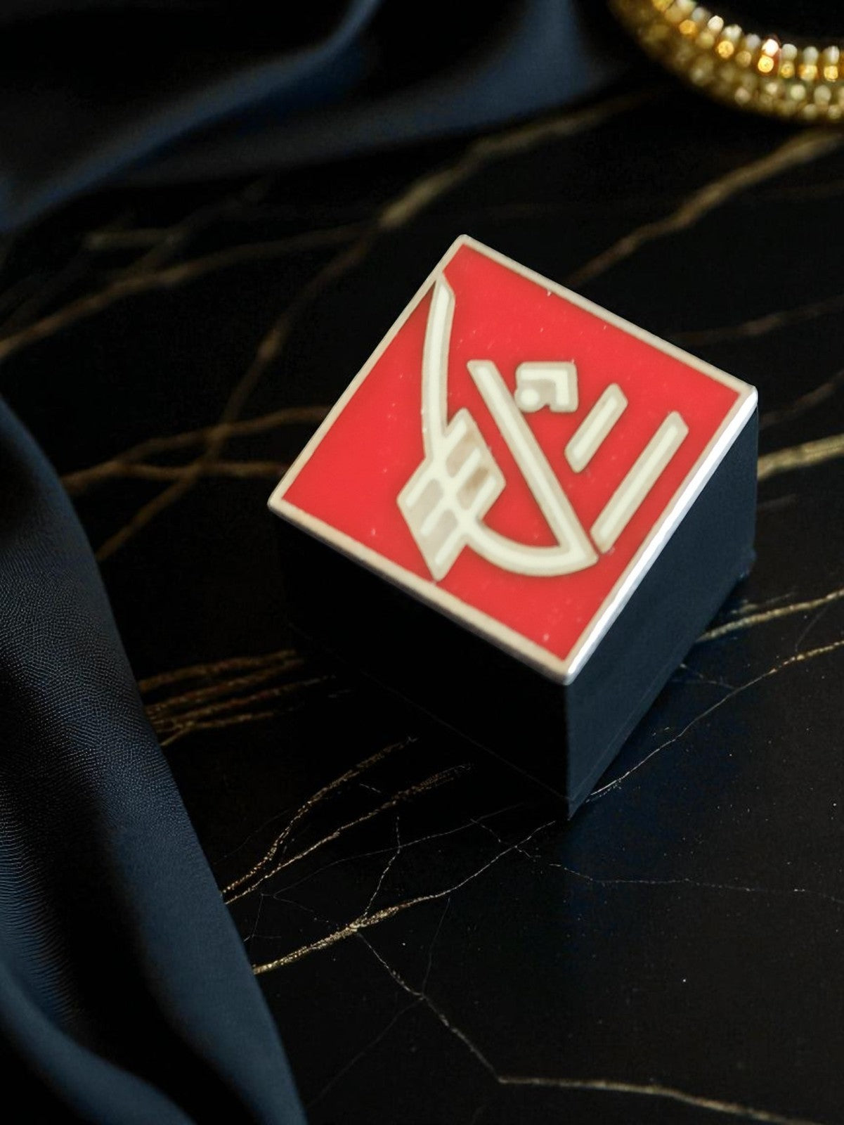 Pin's publicitaire vintage carré rouge logo blanc rétro accessoire rare