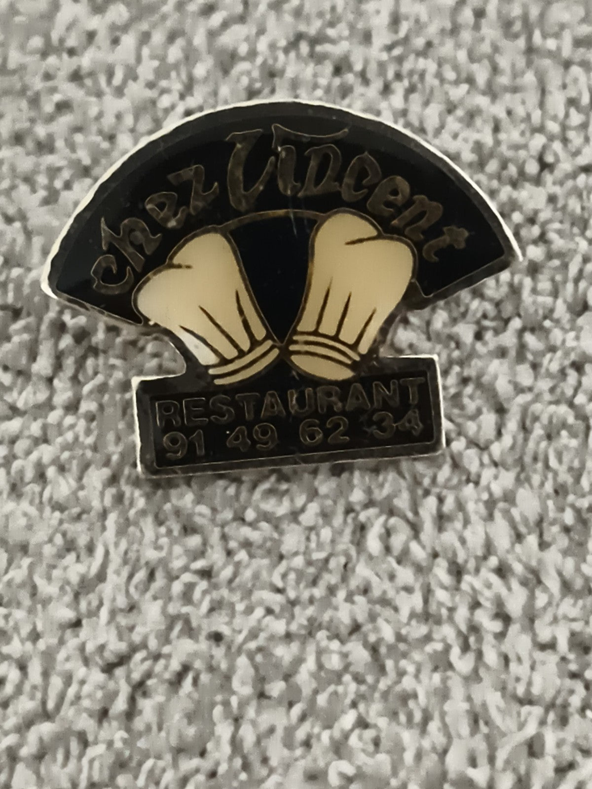 Pin's vintage restaurant Chez Vincent chef cuisinier noir doré (Ref 9)