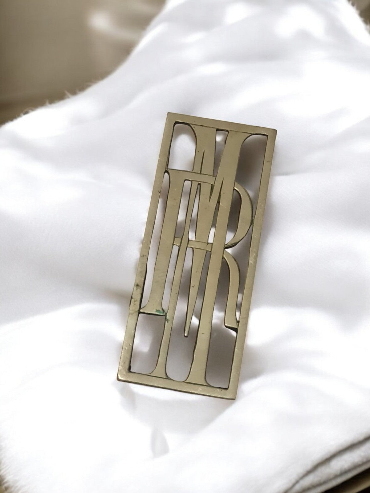 Monogramme ancien métal doré déco vintage, lettrage rétro à identifier