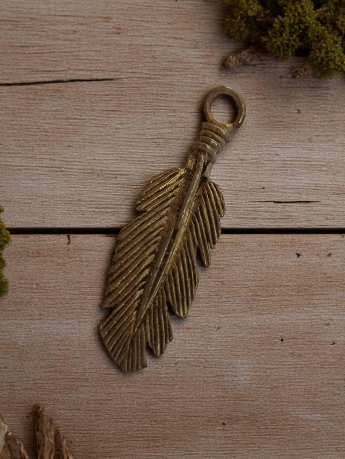 Pendentif plume vintage métal années 50 style ethnique, bijouterie ancienne