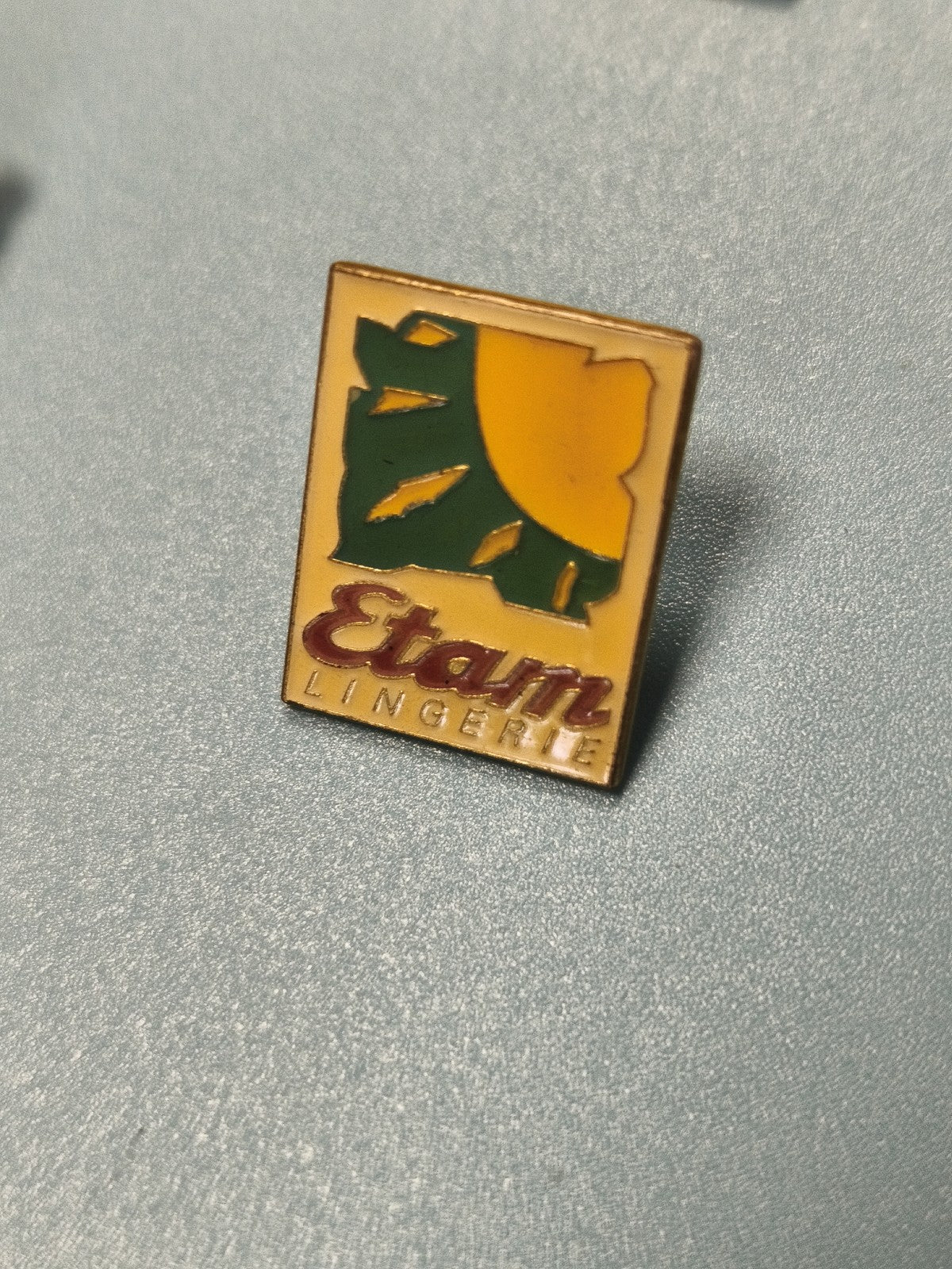 Vintage pin's Etam Lingerie logo rectangulaire jaune vert collection rare