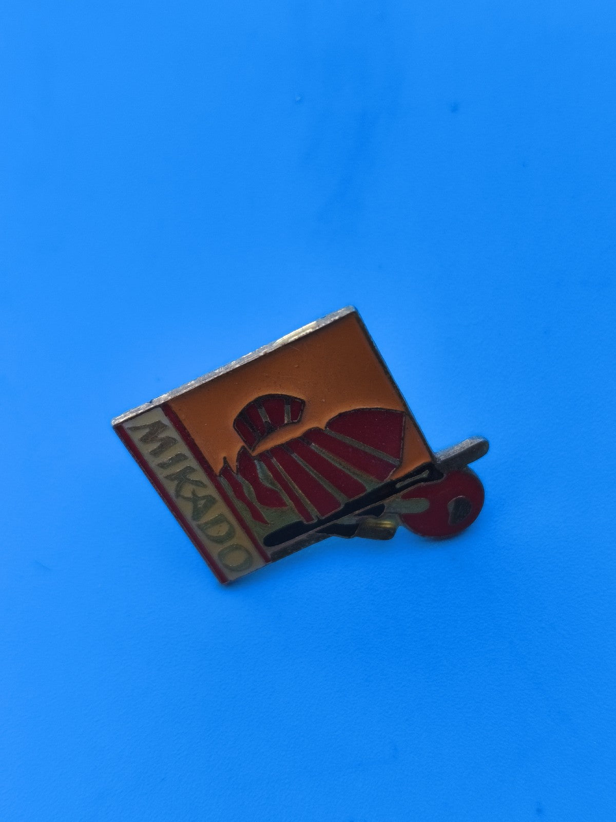 Pin's vintage Mikado émaillé, motif rouge et orange, collection rétro