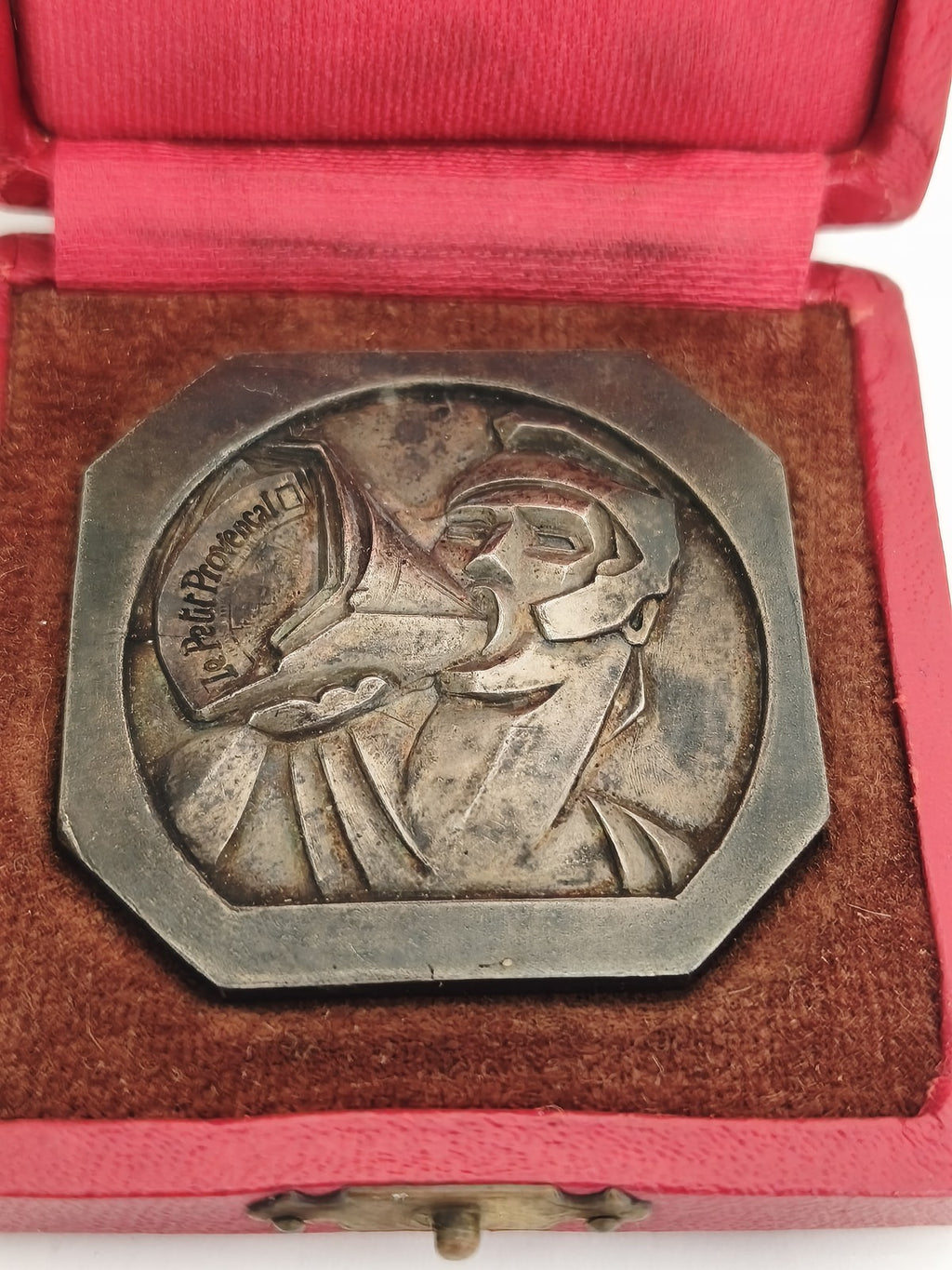 Médaille octogonale ancienne Le Petit Provençal boîte rouge vintage