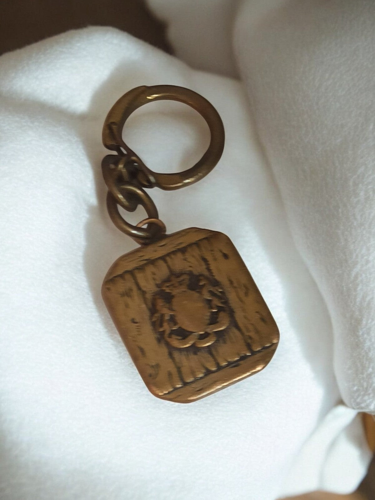 Porte-clés ancien vintage aspect bronze blason relief rétro publicitaire