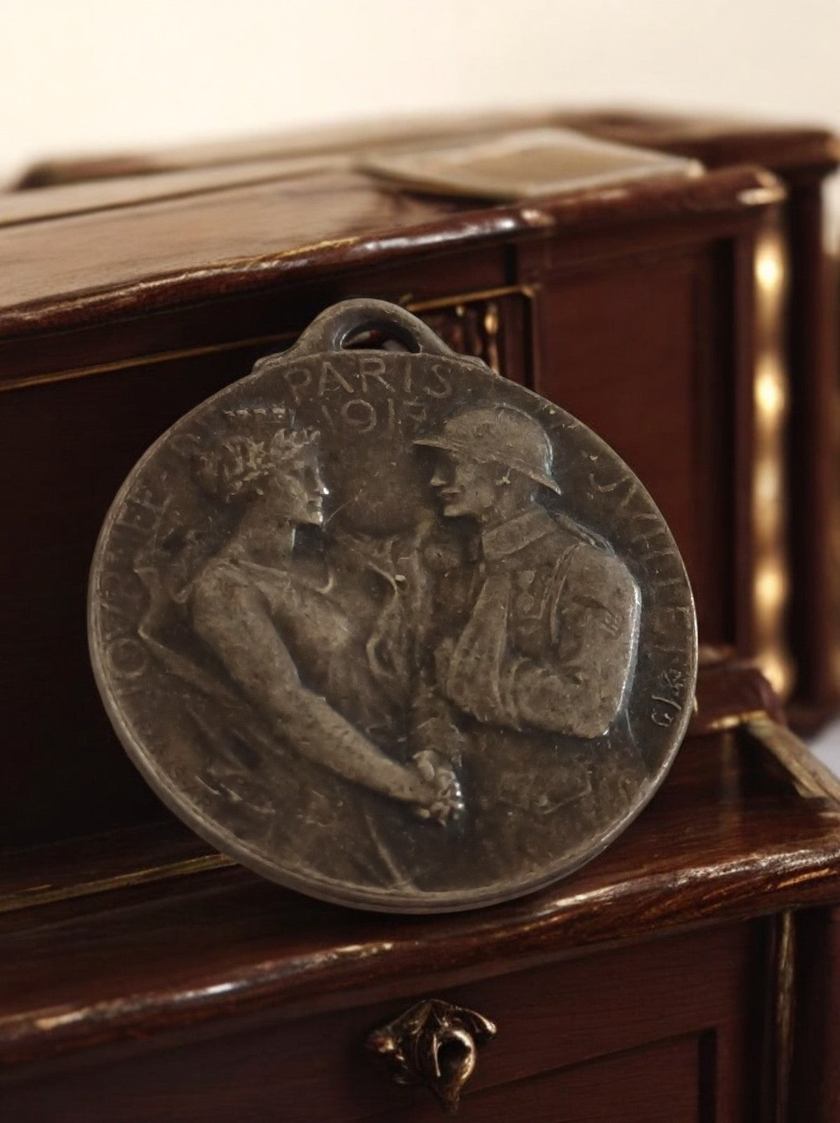 Médaille commémorative Paris 1917 Journée, relief soldat, finition patinée