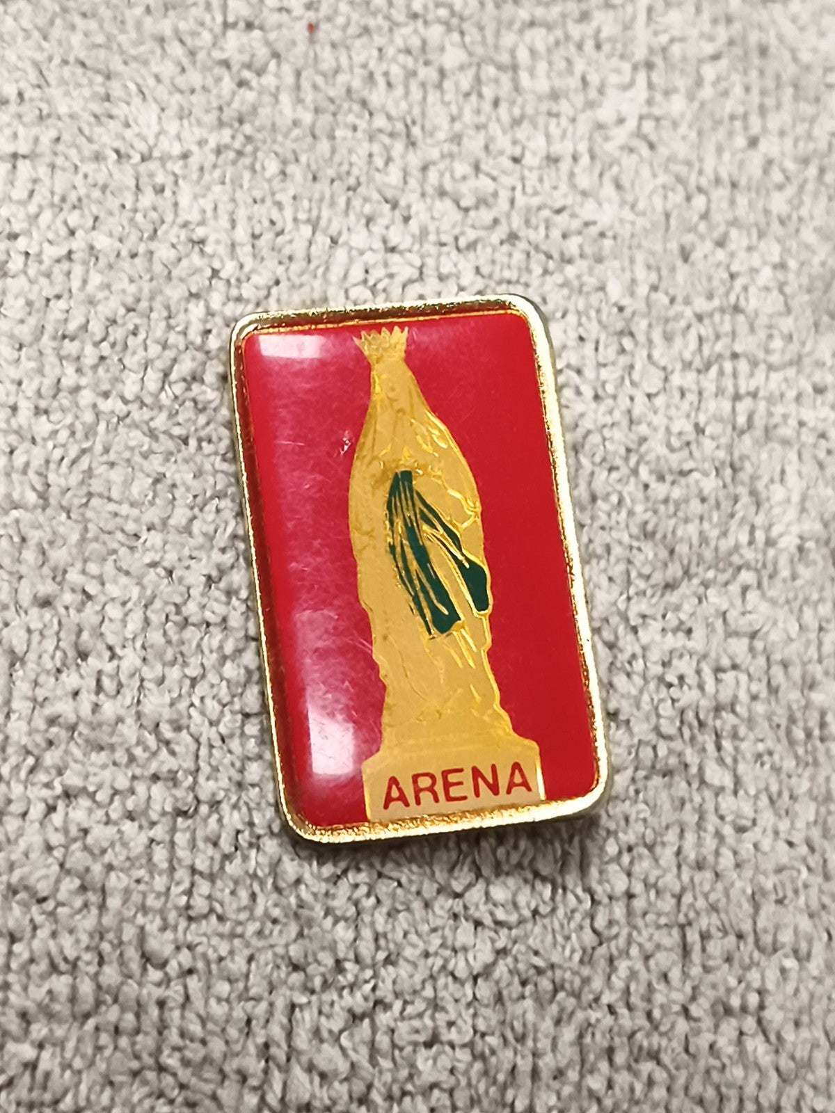 Badge ancien ARENA émaillé doré motif statue, pin's vintage rouge