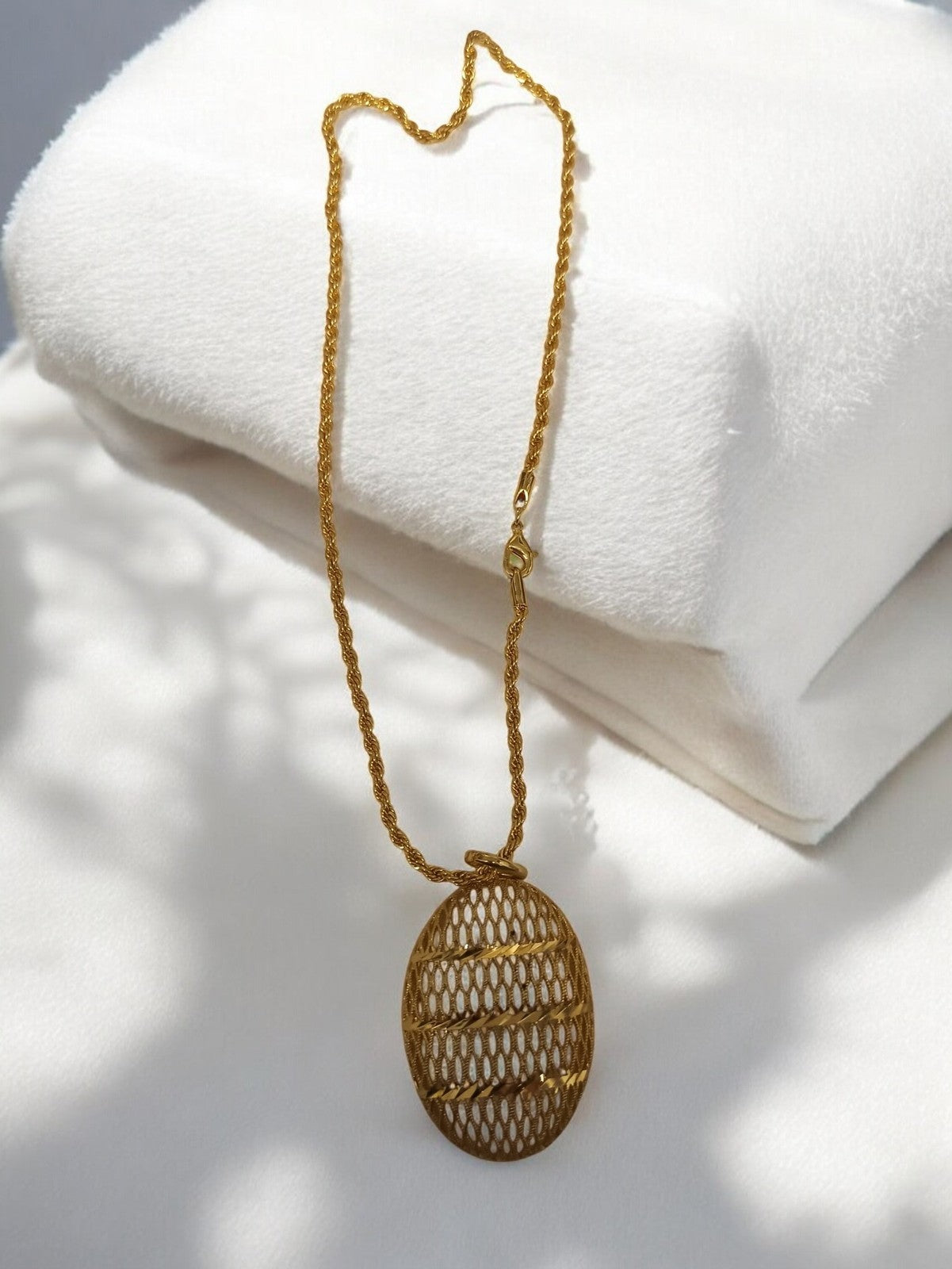 Collier pendentif vintage doré, maille torsadée, bijou rétro fantaisie ancien