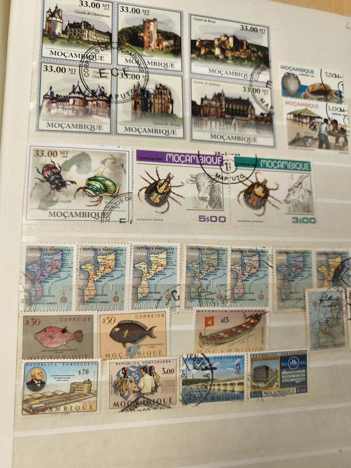 Lot timbres Mozambique animaux monuments paysages timbres oblitérés support non
