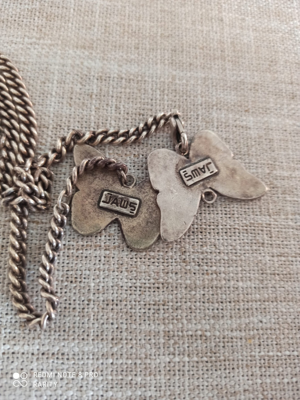 Collier pendentif papillon vintage signé Jaws, chaîne argentée motif gravé