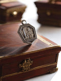 Pendentif religieux catholique vintage métal, médaille hexagonale relief ancien