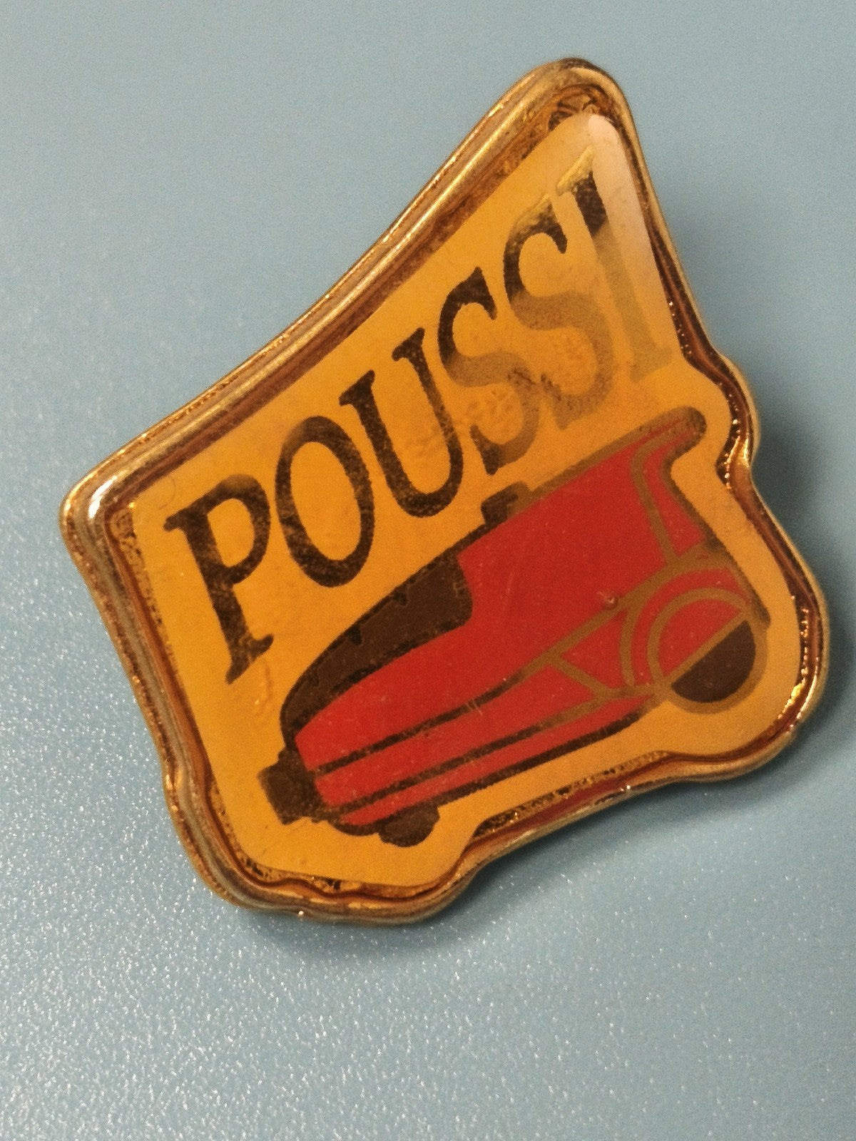 Vintage pin's Poussi voiture rouge jaune collection badge ancien (Ref 16)