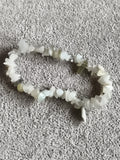 Bracelet chips pierres naturelles blanc perle, bracelet élastique femme
