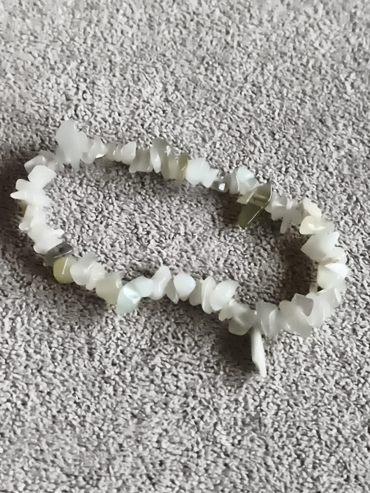Bracelet chips pierres naturelles blanc perle, bracelet élastique femme