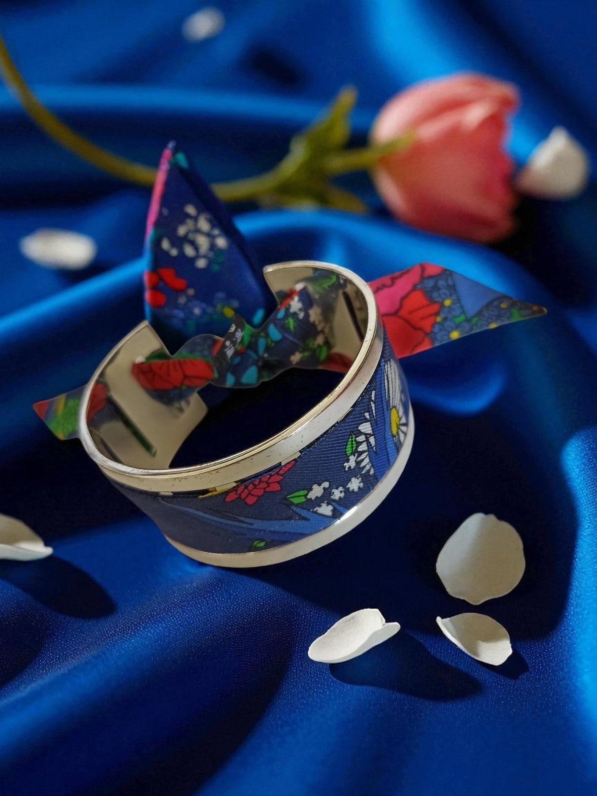 Bracelet manchette vintage métal et soie tressée, motif fleuri rétro bleu