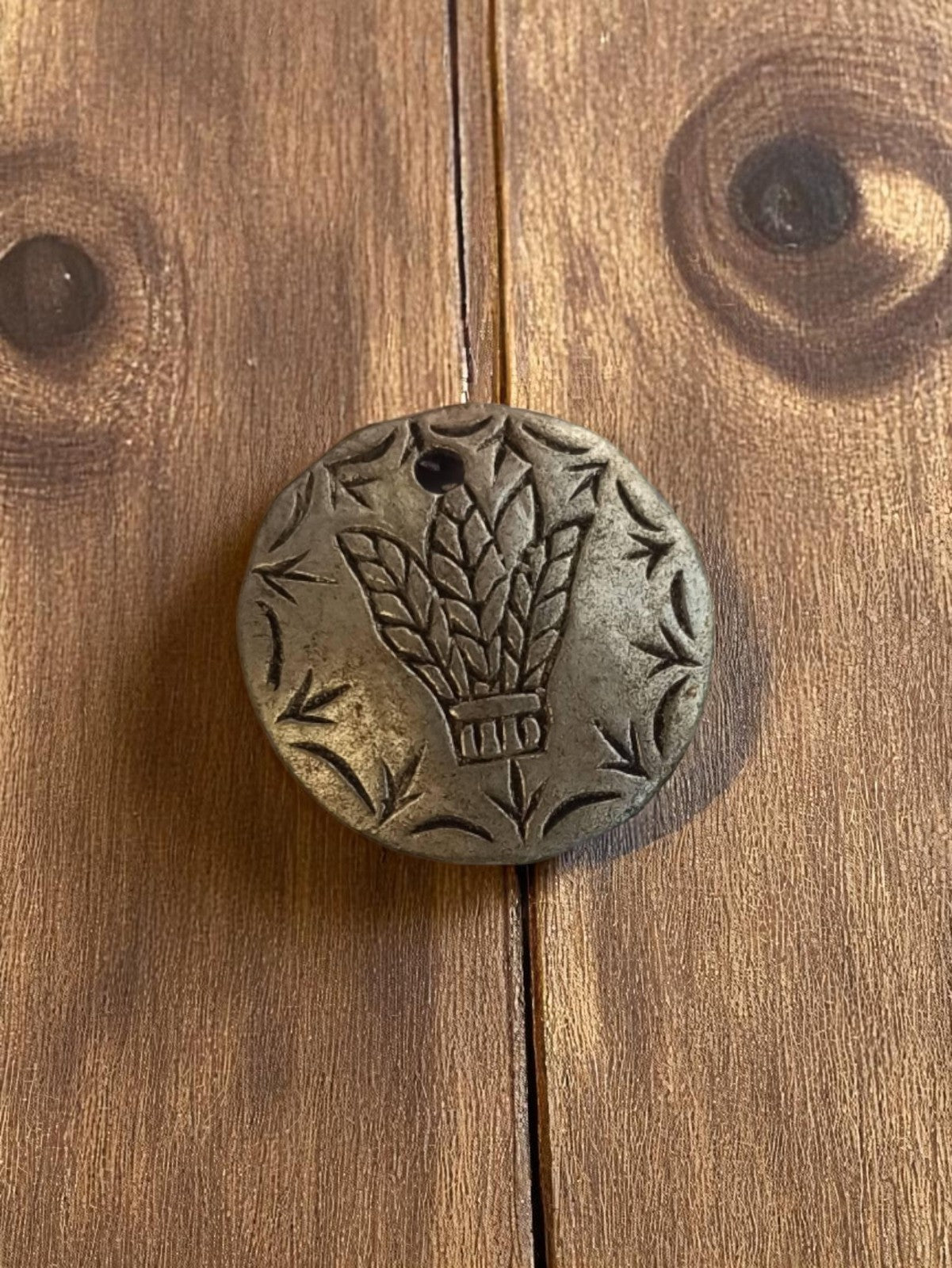 Pendentif vintage rond métal gravé 1950 motif feuillage ancien bijou