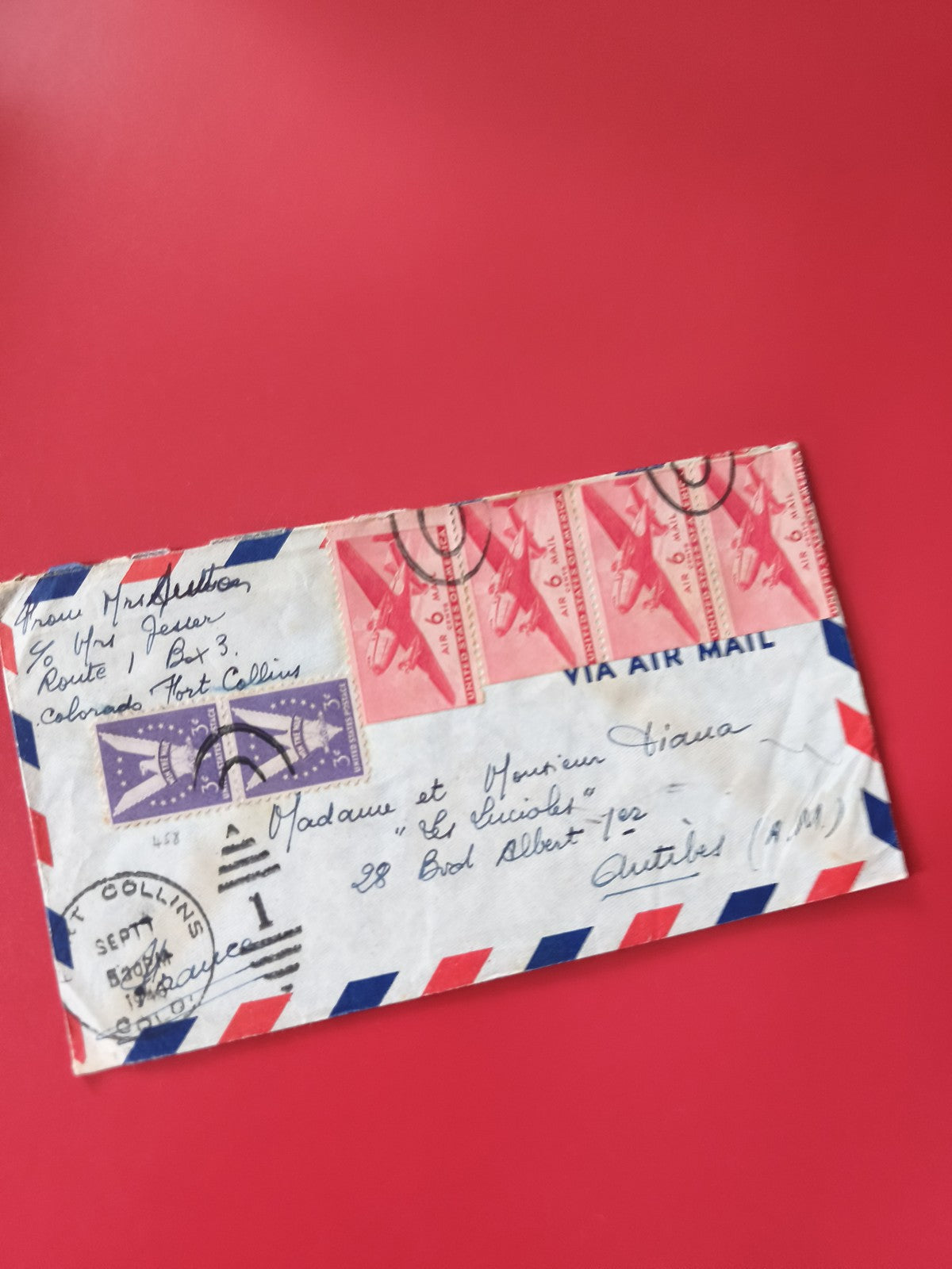 Enveloppe philatélie affranchie, timbres rouges et violets, Par Avion