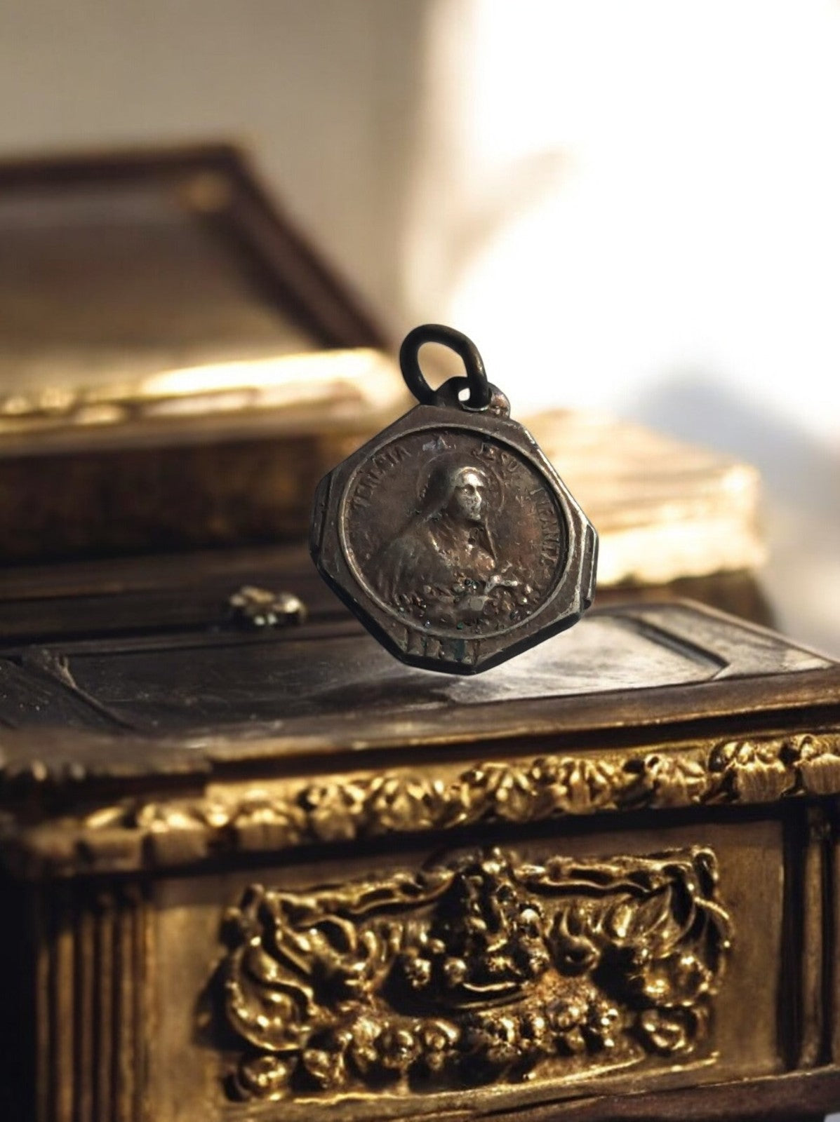 Médaille religieuse ancienne métal, Vierge Marie, pendentif vintage octogonal